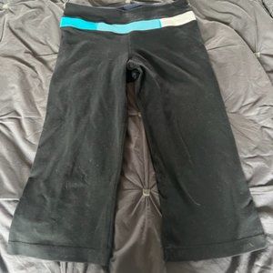 LuluLemon Cropped Pants with blue/turquoise pattern at waist - Size 6